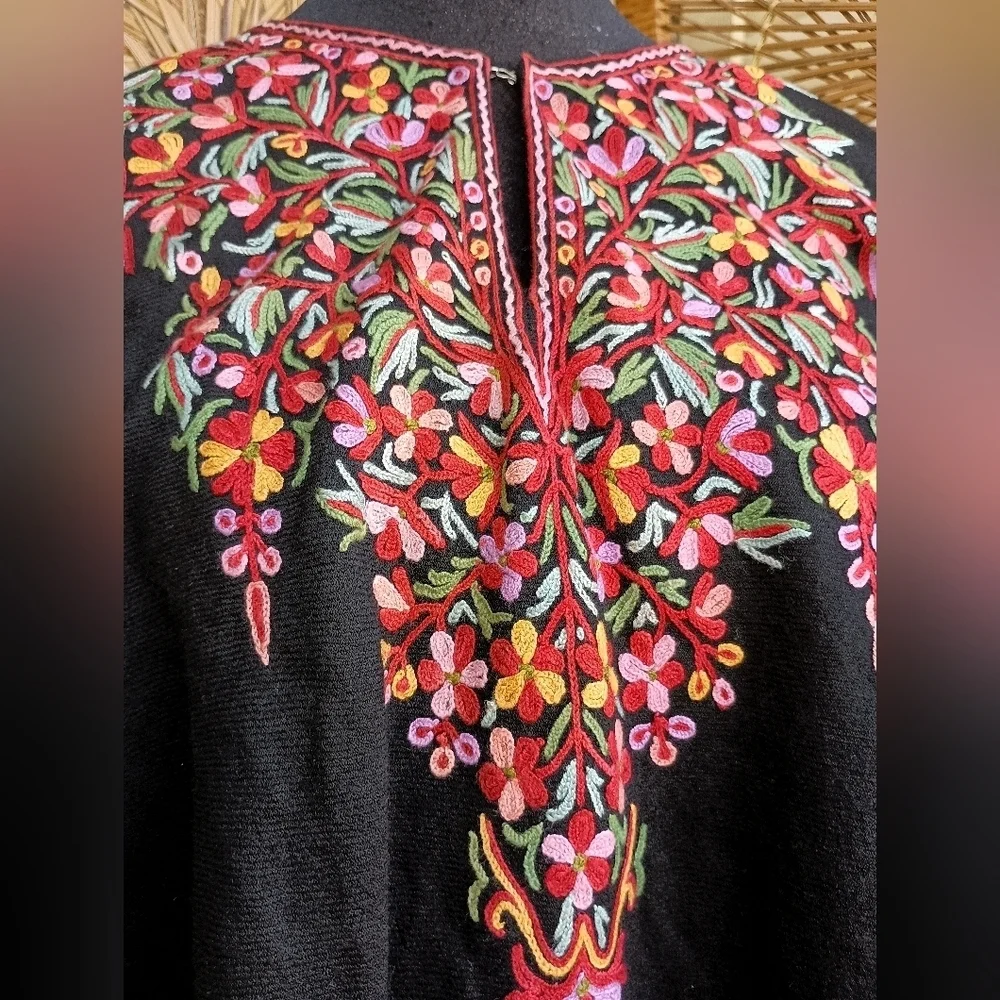 Embroidered Black Poncho with Floral Design_One Size